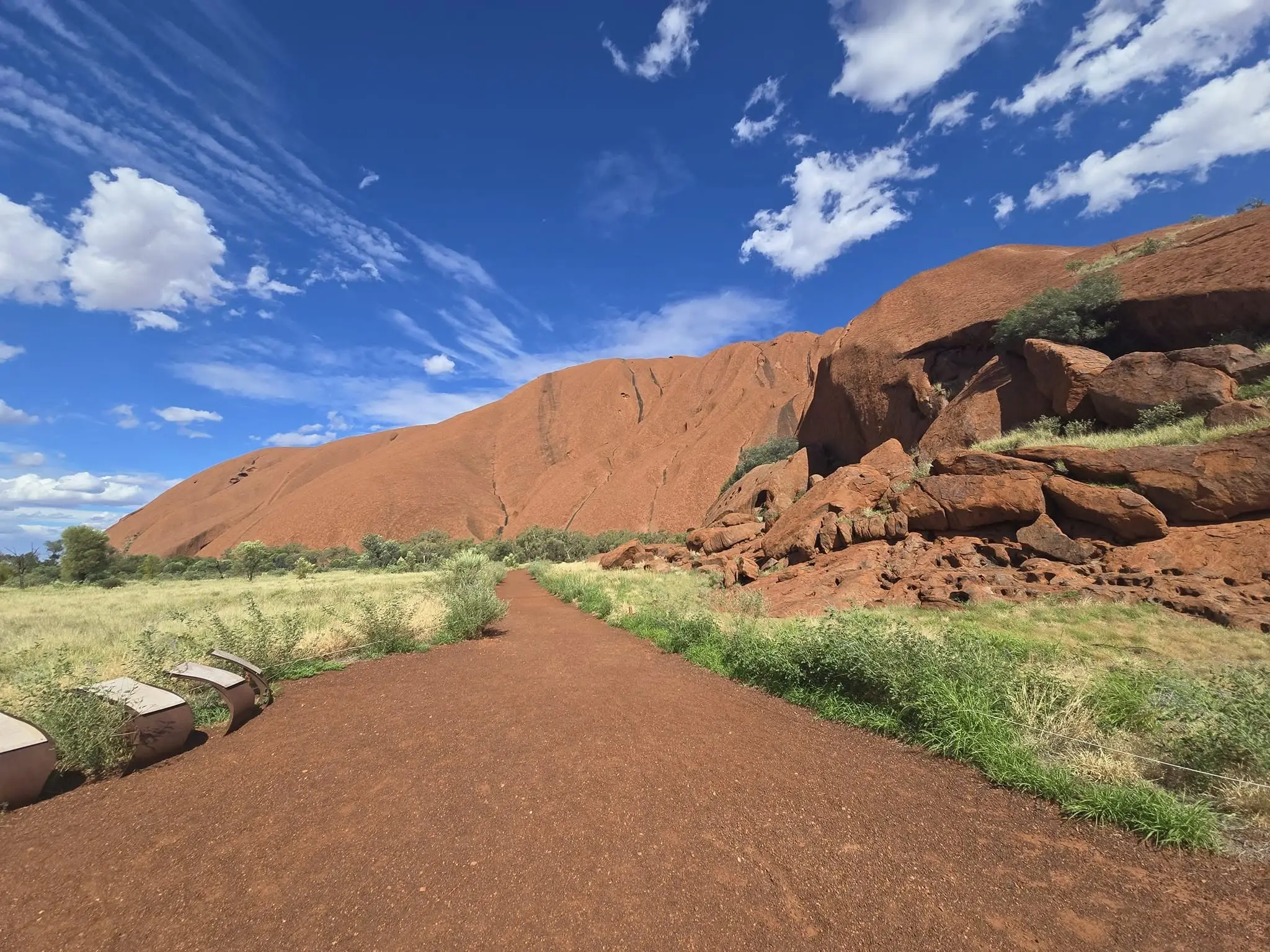เส้นทางเดินรอบก้อนหิน Uluru ท่ามกลางท้องฟ้าสดใสในออสเตรเลีย